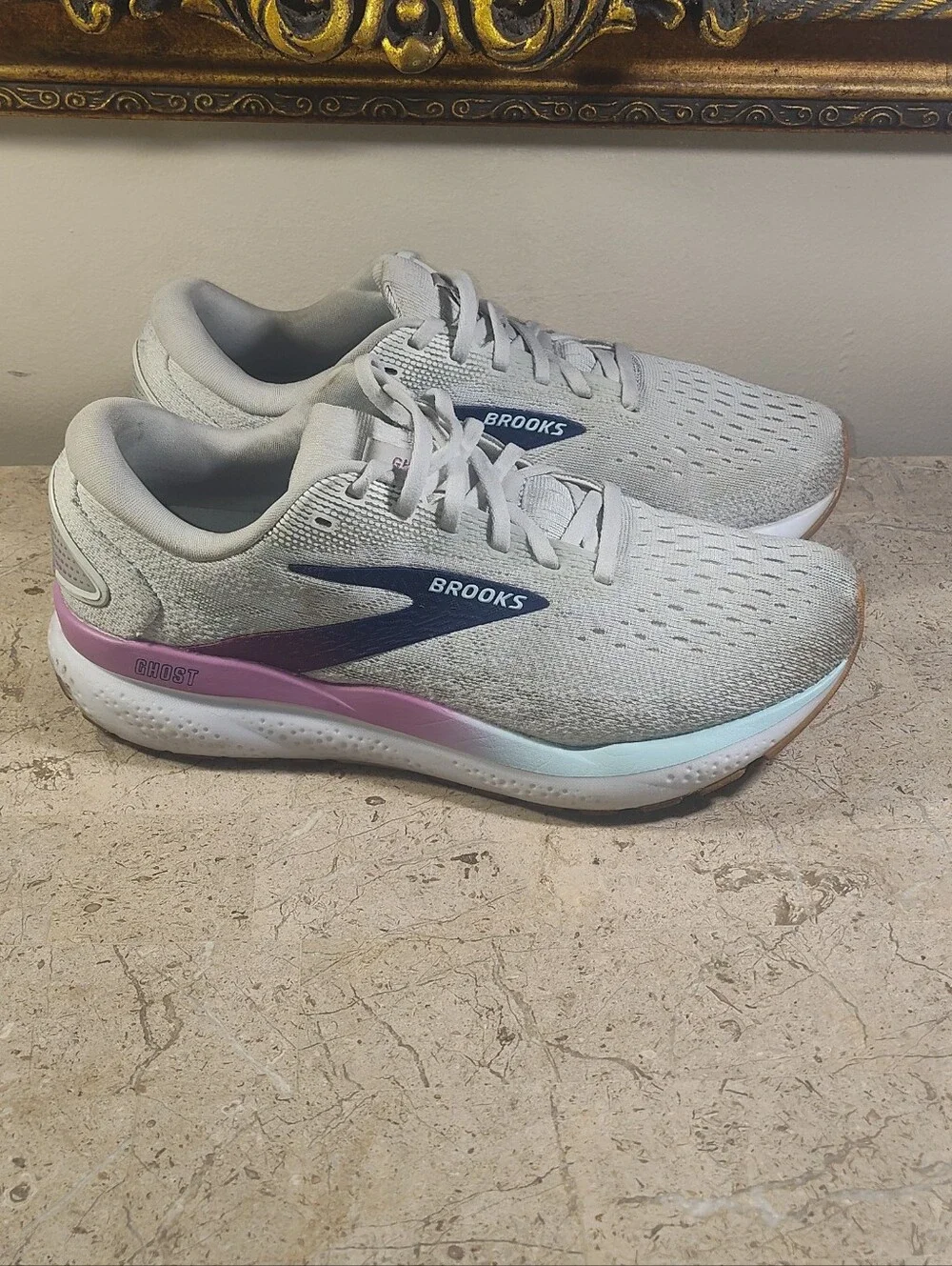 Brooks light gray